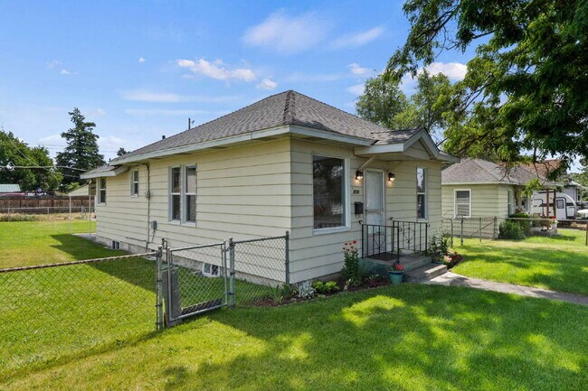 Building Photo - "Charming Spokane Retreat: Cozy 2-Bedroom ...
