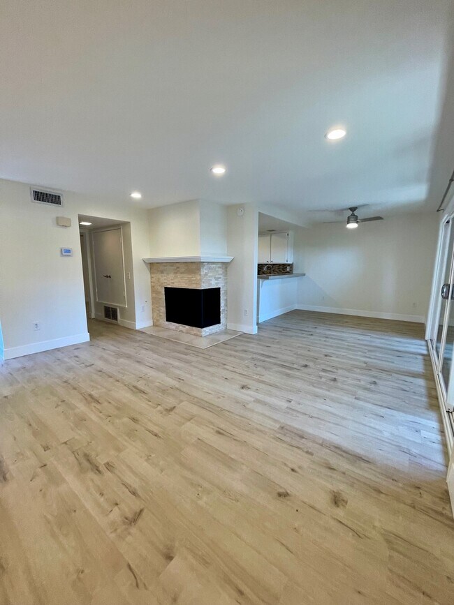 Building Photo - 6566 College Grove Dr