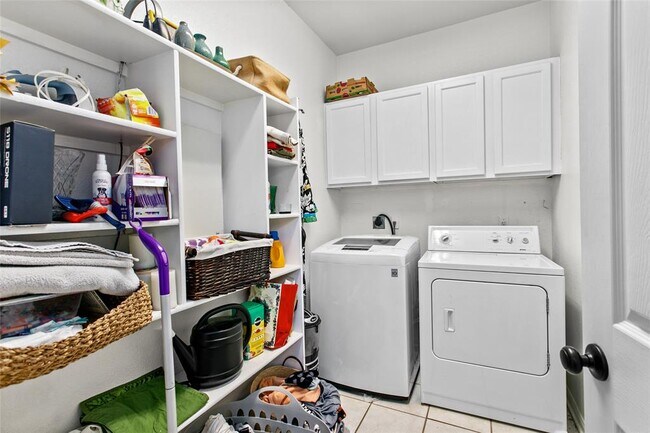 Building Photo - 5950 Mesa Verde Cir