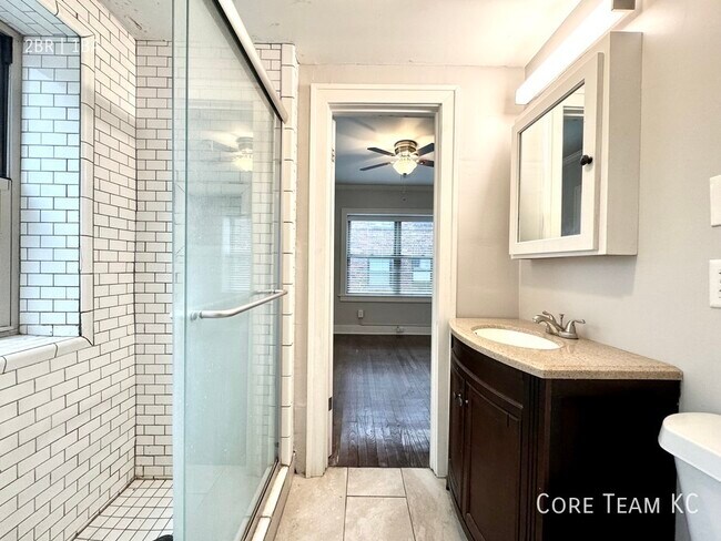 Building Photo - 710 W 48th St