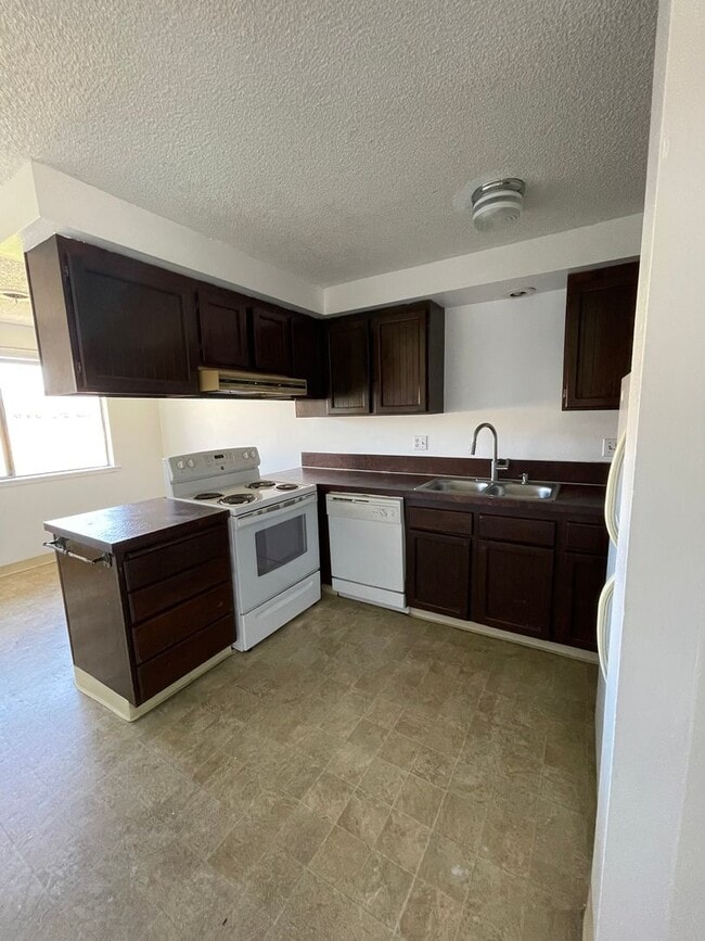 Building Photo - 3 bed 1 bath upstairs apartment with deck ...