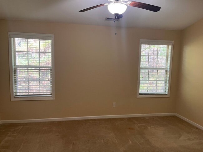 Building Photo - Lovely 3 Bedroom 2.5 Bath Townhouse in Raleigh!