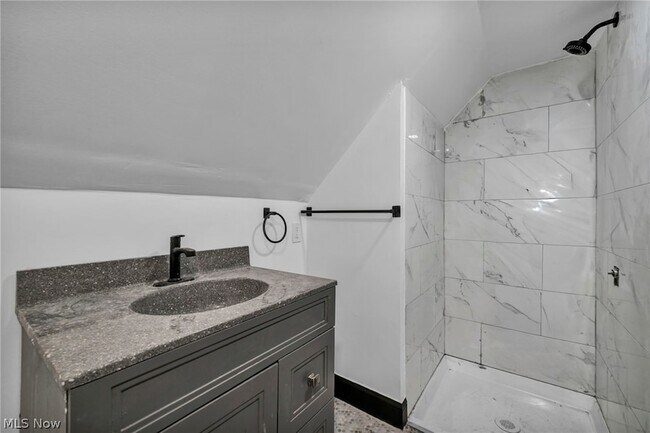 Building Photo - 12001 Oakview Ave