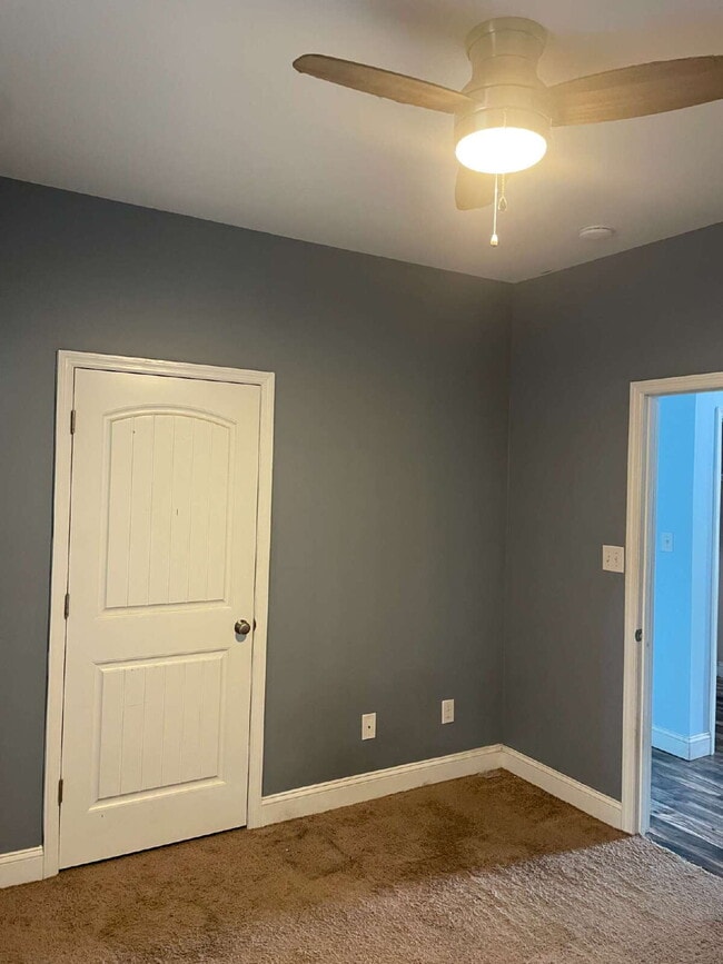 Building Photo - Pet Friendly Three Bedroom Two Full Bathro...