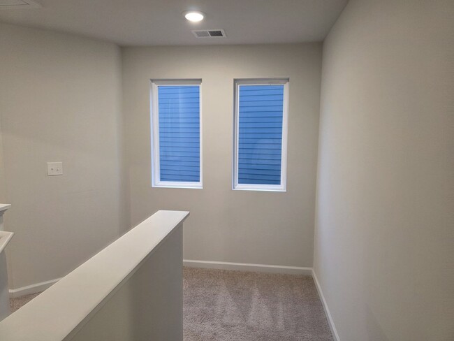 Building Photo - Modern & Spacious 3BR End Unit Townhome in...