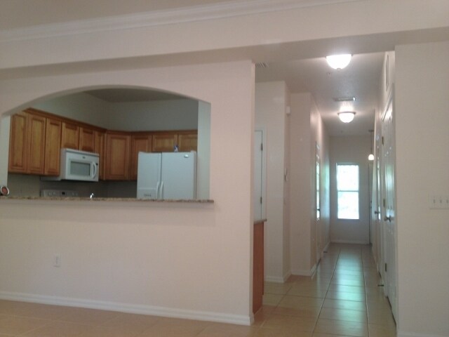 Building Photo - Quiet neighborhood close to Royal Park Plaza, theaters, shopping, restaurants, and UF