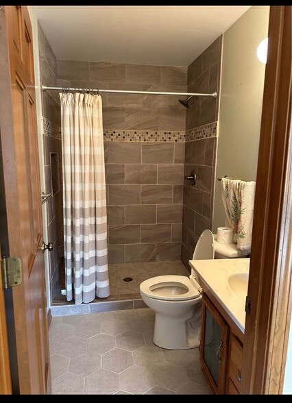 2nd bath - 10929 Lincoln Hwy E