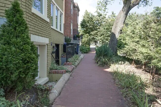 Building Photo - 403 Rock Creek Church Rd NW