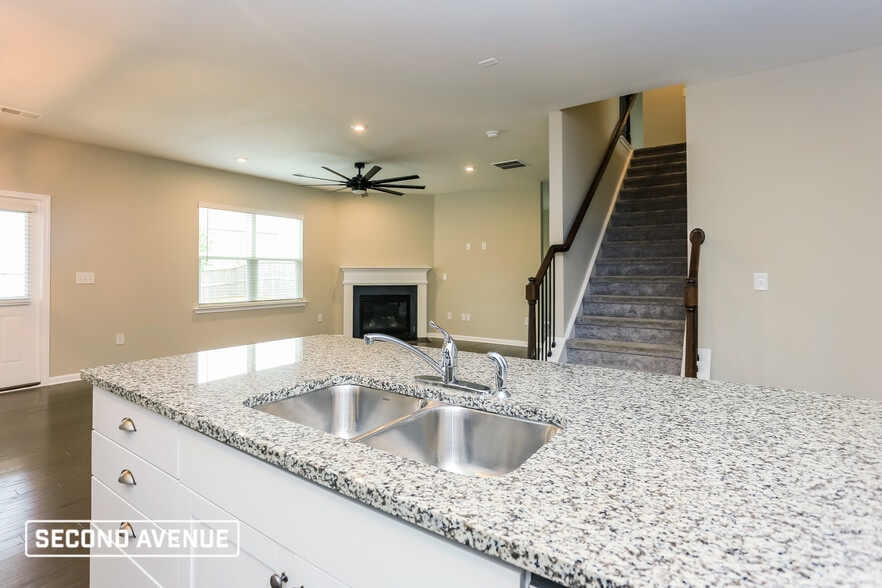Building Photo - 501 Mariposa Ln
