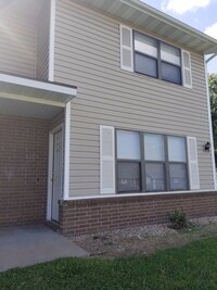 Building Photo - Townhome with a fireplace