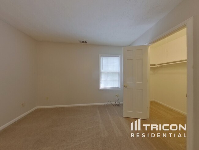 Building Photo - 955 Willow Run