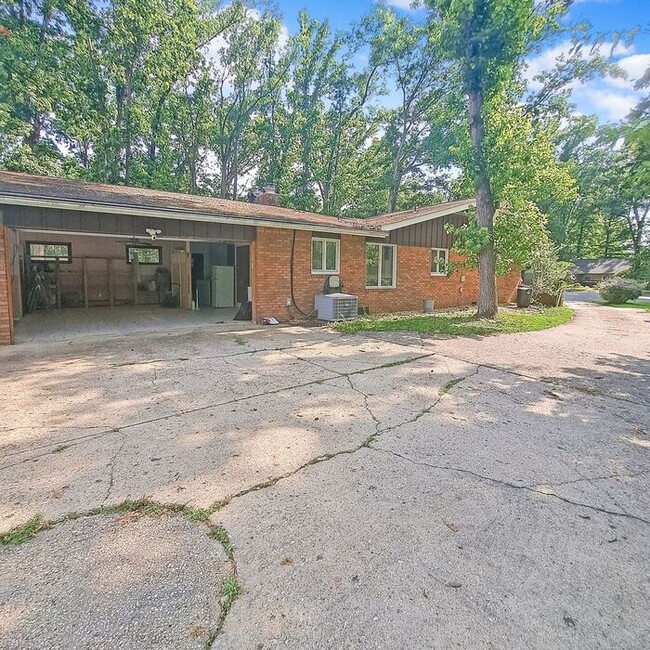 Building Photo - Mid-Century Modern Ranch Style Home 3/Bedr...