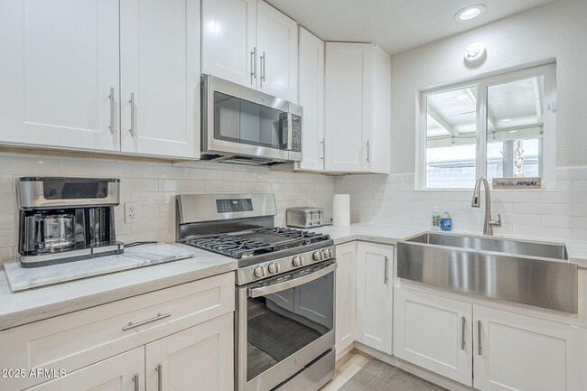 Building Photo - 4240 E Bluefield Ave