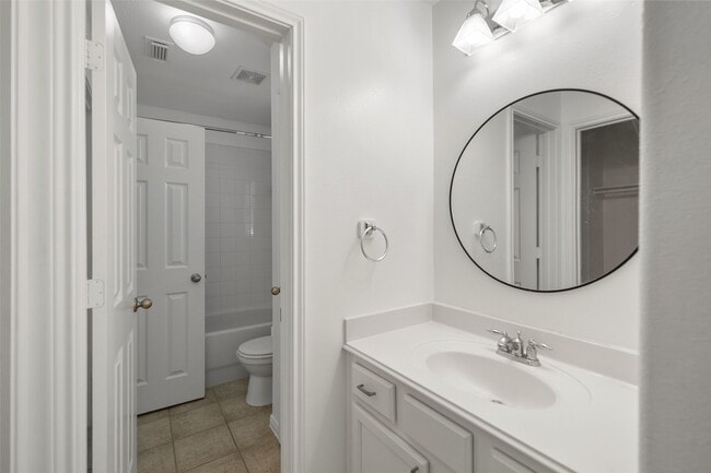 Building Photo - 1922 Lake Grayson Dr