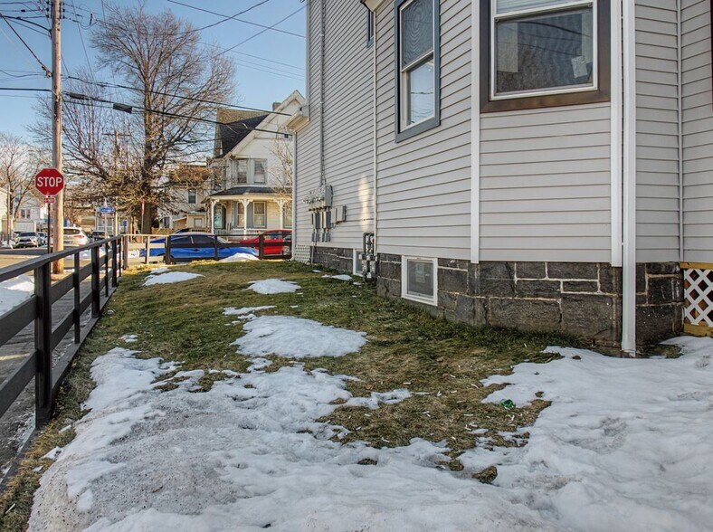 Building Photo - 144 Cottage St