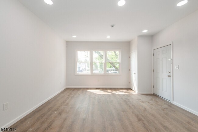 Building Photo - 64 Grace St