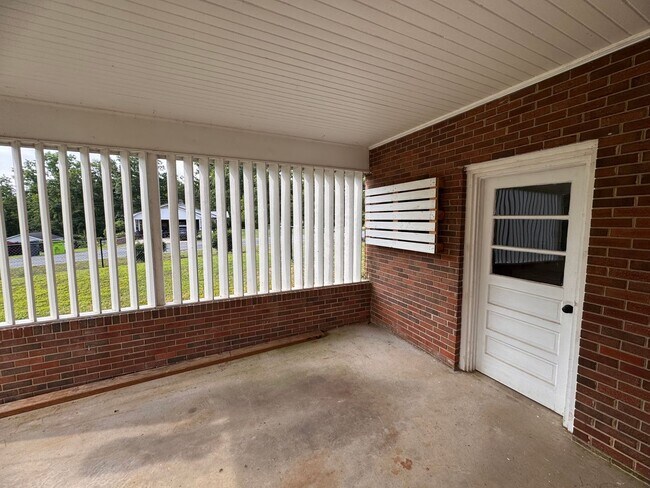 Building Photo - 3BR 1.5BA Brick Ranch in Lexington