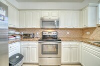 Building Photo - 2733 NE 3rd Ct