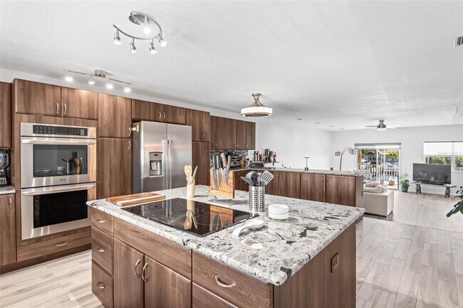 Building Photo - 1109 Pinellas Bayway S