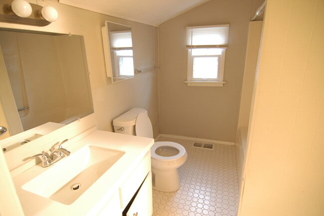 Building Photo - Cottage Style Home Super Close to Downtown!