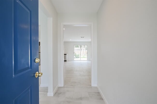 Building Photo - 2114 Shasta Dr