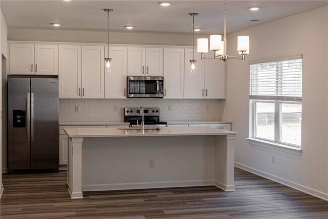 Building Photo - 3362 Skyland Dr