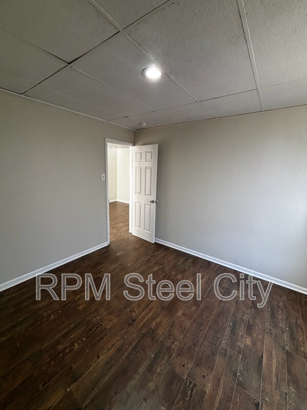 Building Photo - 927 E 1st St