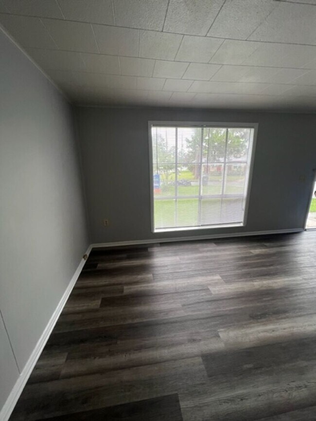 Building Photo - 601 Cedarwood Dr