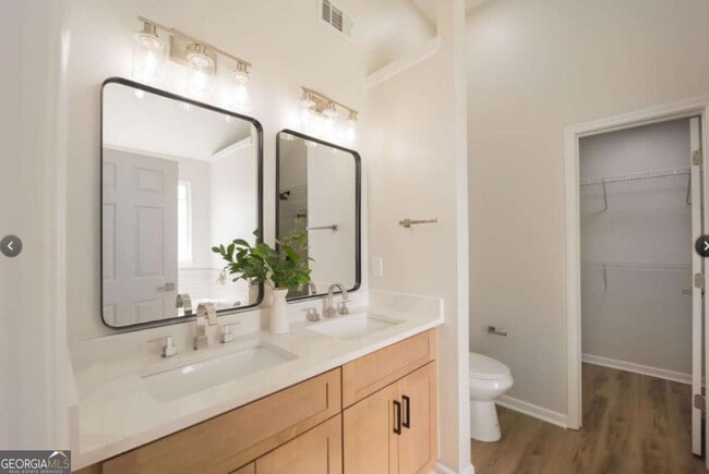 Building Photo - 833 Oakview Trce