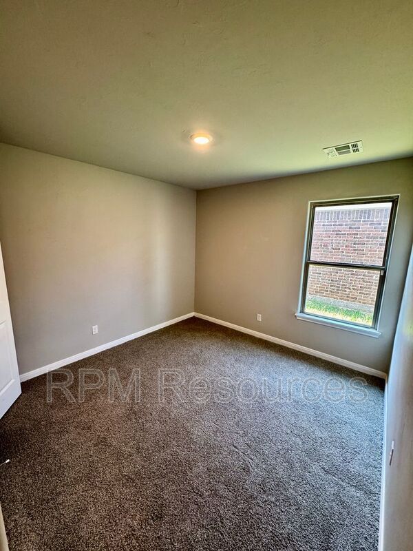 Building Photo - 1609 Burgundy Dr