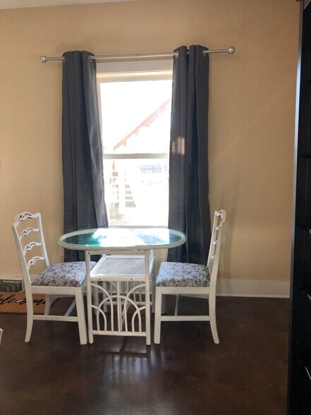 Dining area - 2850 Salem Rd
