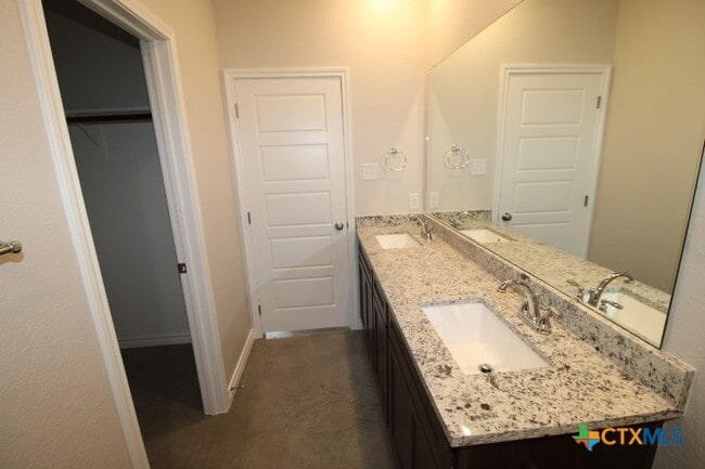 Building Photo - 640 Pacific Crest Trl