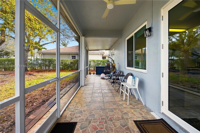 Building Photo - 2615 SE 5th Ct