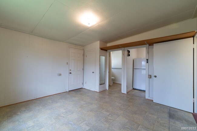 Building Photo - 1BR 2BA (One Bath is ADA ACCESSIBLE) W/2 A...