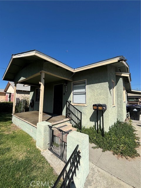 Building Photo - 646 W Belmont St