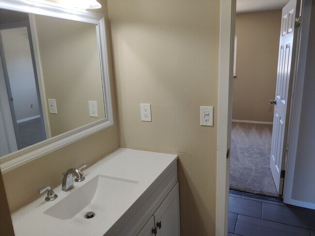 Building Photo - Quaint 3 bedroom Ranch Style Home Available!