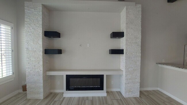 Building Photo - Beautiful 4 bedroom 2.5 bathroom home! READY NOW