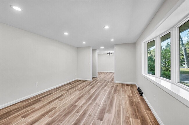 Building Photo - 557 Maple Rd