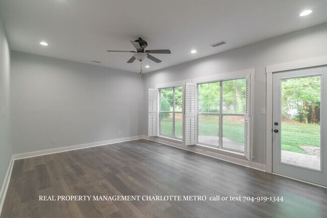 Building Photo - 3BR Townhome - Lake Living in Vineyard Point with Boat Slip Access Near Lake Norman