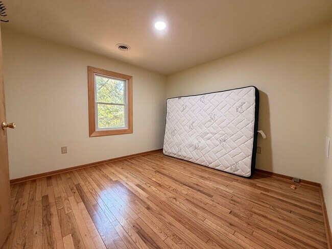 Building Photo - Rustic Ranch in Rehoboth