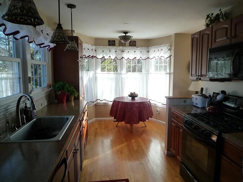 Breakfast Nook - 33 Water St