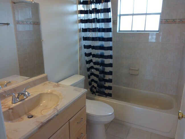 Building Photo - 2 bedroom 2 bathroom adorable house for rent