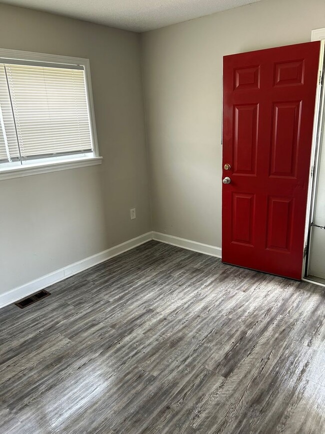 Building Photo - 3 Bedroom One Bath House For Rent