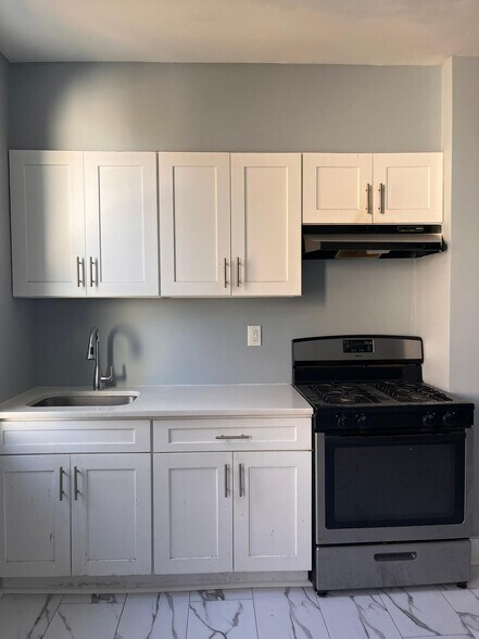 Primary Photo - 220 Bidwell Ave