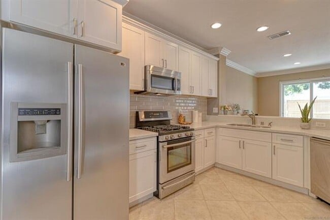 Building Photo - Recently Remodeled- 3 Bed 2.5 Bath 2 Story...