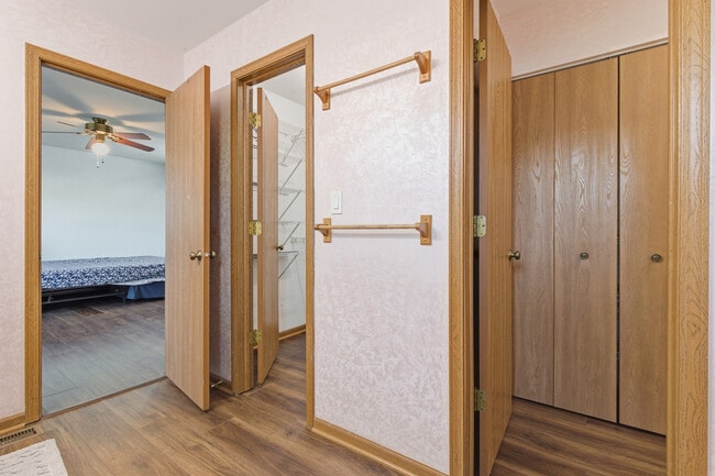 Building Photo - 1297 Woodlake Dr