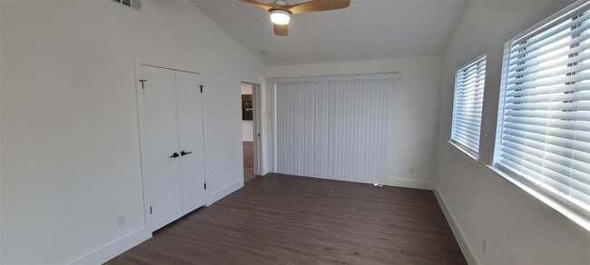 Building Photo - 1723 Lakeway Blvd