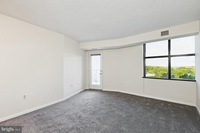 Building Photo - 10101 Grosvenor Pl