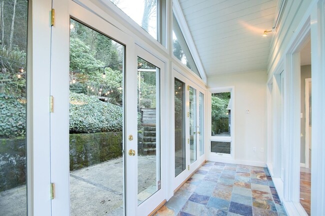 Building Photo - Portland Heights Home w/High-End Finishes! Double Range Viking Stove, Granite, Wood Floors, Sun R...