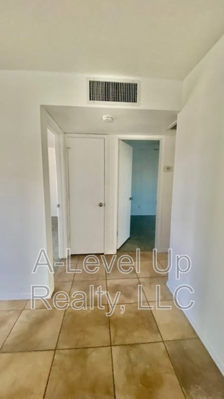 Building Photo - 1027 S Santa Rita Ave